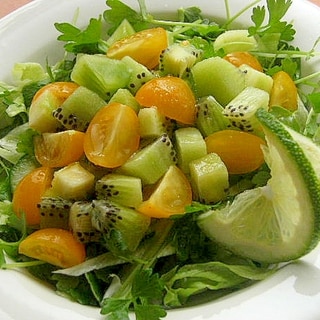 キウイ＆黄色いミニトマトのサラダ♪（セロリの芽）